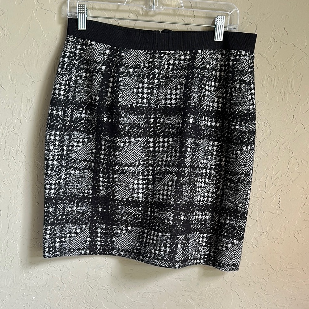 Ann Taylor wool blend front zipper‎ black and white skirt size 10